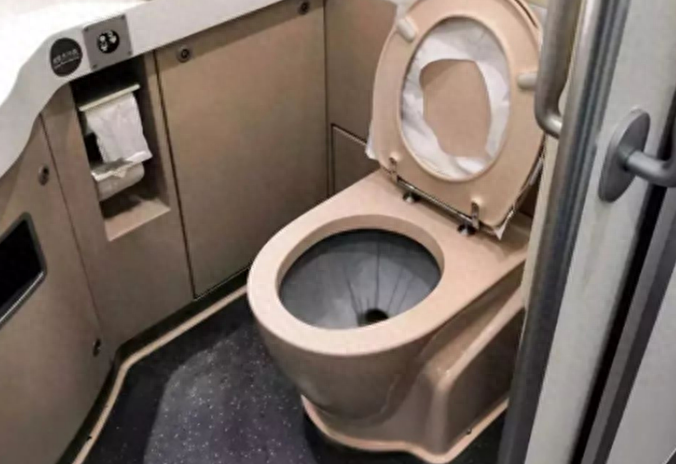 火车上的厕所_火车硬卧厕所_在火车厕所被强要